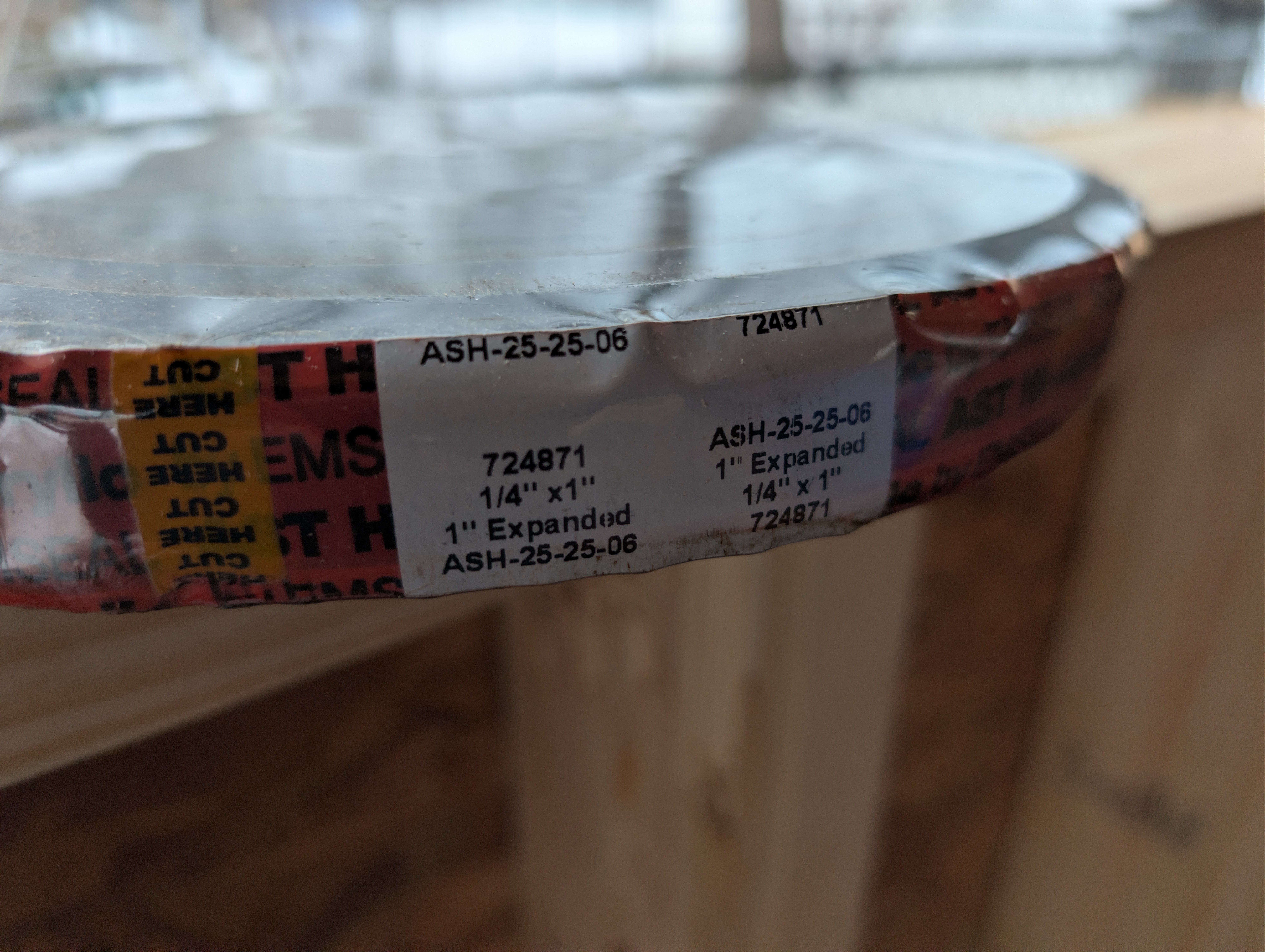 Foam closure roll label